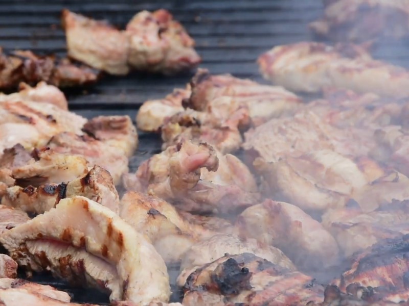 La fiesta de la matanza tradicional de La Calzada de Oropesa (Toledo) es un homenaje a las familias que desde tiempo inmemorial hacían las matanzas del cerdo como método de subsistencia. Se celebra el primer sábado de marzo de cada año. En la fiesta participan y colaboran las familias del pueblo, así como numerosas asociaciones. Fiesta de la matanza tradicional - La Calzada de Oropesa